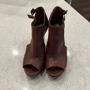Vince Camuto size 7 brown leather heels